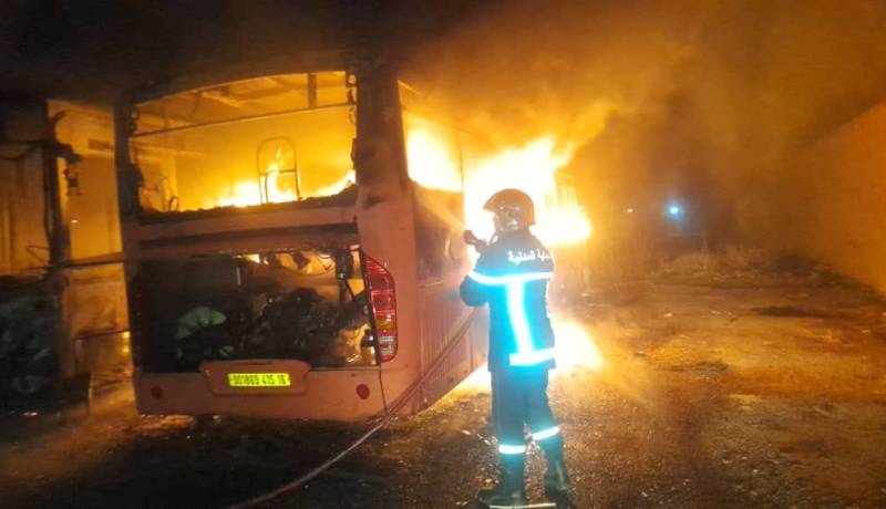 تيارت.. إخماد حريق مهول شب بأربع حافلات