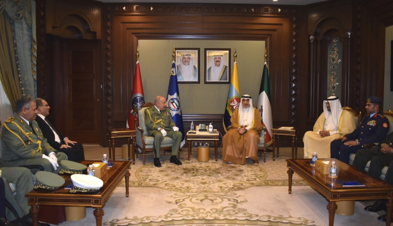 الفريق أول شنقريحة يُستقبل من قِبل وزير الدفاع الكويتي