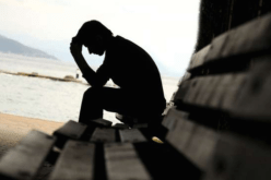 كيف لي أن أبدد مخاوفها وهي التي تظن أنني سأتركها بسبب مرضها؟