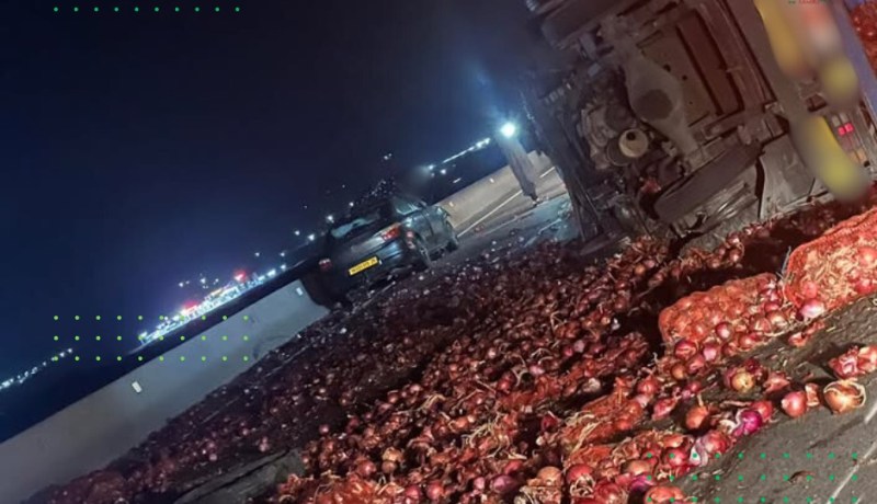 قسنطينة.. انقلاب شاحنة محملة بالبصل في شلغوم العيد