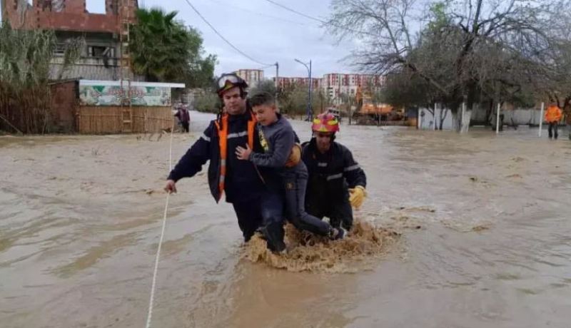 إنقاذ 18 شخصا كانوا عالقين فوق جسر بسبب ارتفاع منسوب المياه