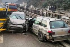 البويرة.. قتيل وجريحان في حادث اصطدام تسلسلي بين 3 سيارات وجرار