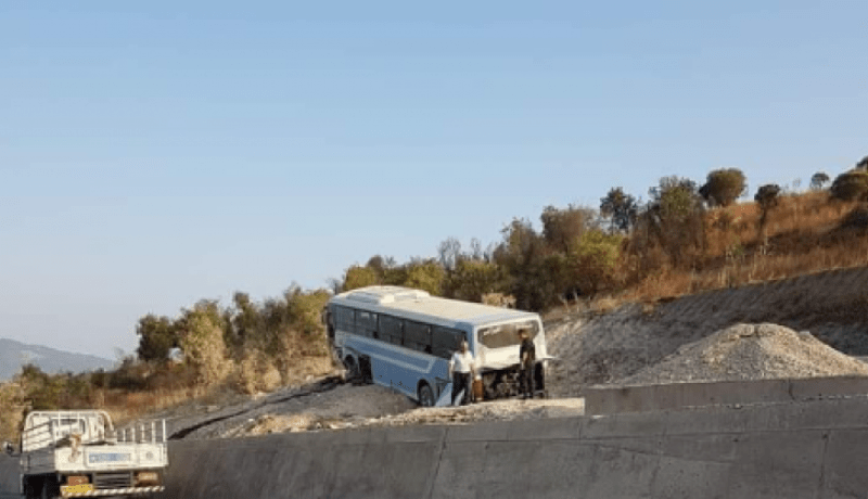 البويرة.. جريحان في انحراف حافلة لنقل المسافرين بتيكجدة