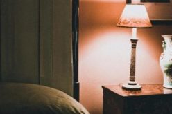 قصة صادمة.. امرأة تعيش مع الهيكل العظمي لوالدتها