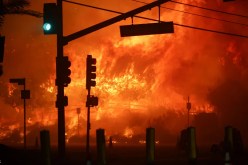 حرائق لوس أنجلوس.. فرار عشرات الآلاف من منازلهم بينهم مشاهير من هوليوود