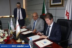 بالصور.. نجم مقرة يوقع على عقد تمويل مع “كوسيدار”