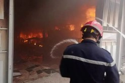 العاصمة..حريق مستودع للمواد البلاستيكية والألواح الخشبية بالكاليتوس