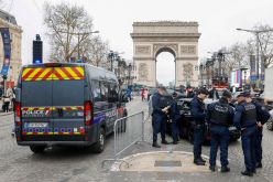 فرنسا: اعتقال 136 شخصا في باريس و”إحراق” سيارتي شرطة