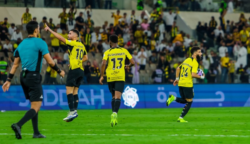 عوار يفوز رفقة الإتحاد ويقوده لملاحقة الهلال في صدارة الدوري السعودي