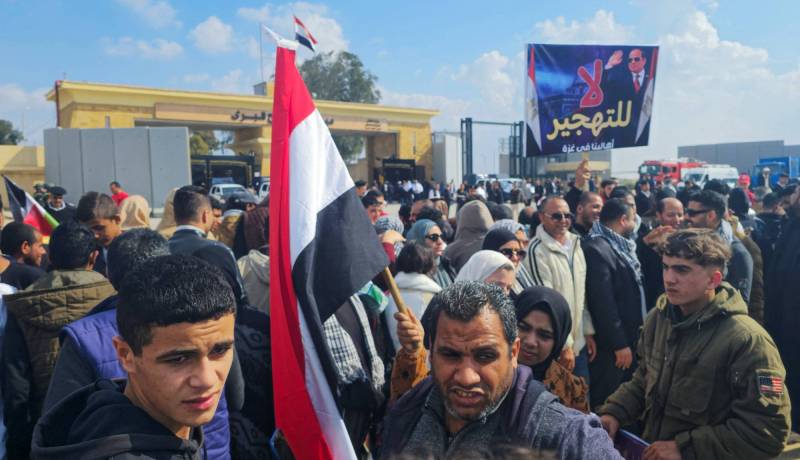 مئات المصريين يتظاهرون على حدود غزة رفضاً لتهجير الفلسطينيين