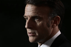 ماكرون يُغني ويرقص وبشعر أشقر!