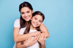 بالحنان والرقة إبني بينك وبين إبنتك المراهقة جدار الثقة