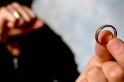 والدتي مغتبطة لأنني طلقت زوجتي