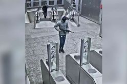 بالفيديو.. البحث عن رجلين مسلحين بعد إطلاق النار خارج محطة مترو