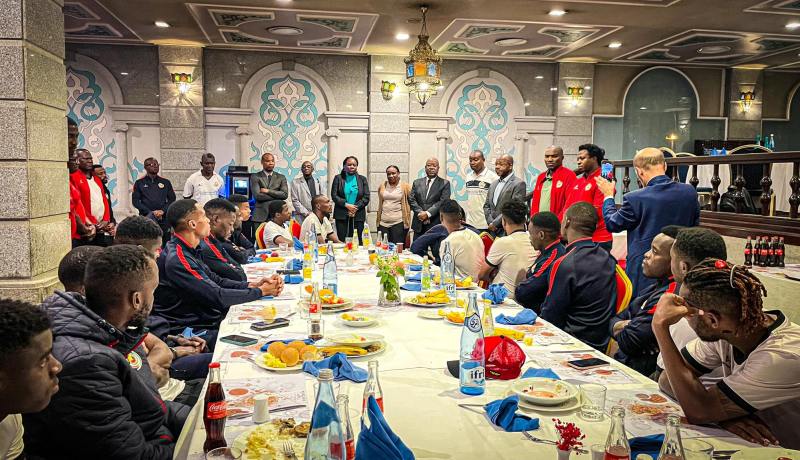 بالصور.. سفير موزمبيق لدى الجزائر يستقبل منتخب بلاده