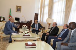 خلفان يُسلم النتائج المؤقتة لإنتخابات مجلس الأمة لرئيس المحكمة الدستورية