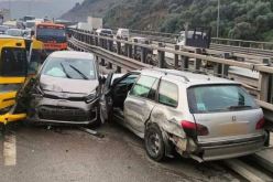 البويرة.. 5 جرحى في اصطدام تسلسلي بين 3 سيارات