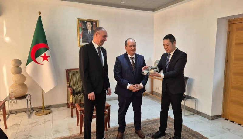 وزير الصناعة يتباحث مع وفد من “جريت وول موتورز” حول تصنيع السيارات