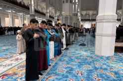 الجزائريون يؤدون صلاة عيد الفطر