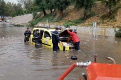 إخراج سيارة عالقة ببركة مائية وإمتصاص مياه الأمطار بـ 3ولايات