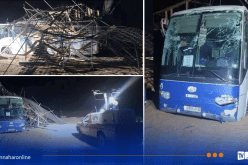 إيليزي.. انحراف حافلة لنقل المسافرين وإرتطامها بمشروع بناء 