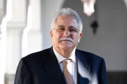 بعد مقتل مصلًّ في المسجد .. ماكرون يستقبل عميد المسجد الكبير بباريس