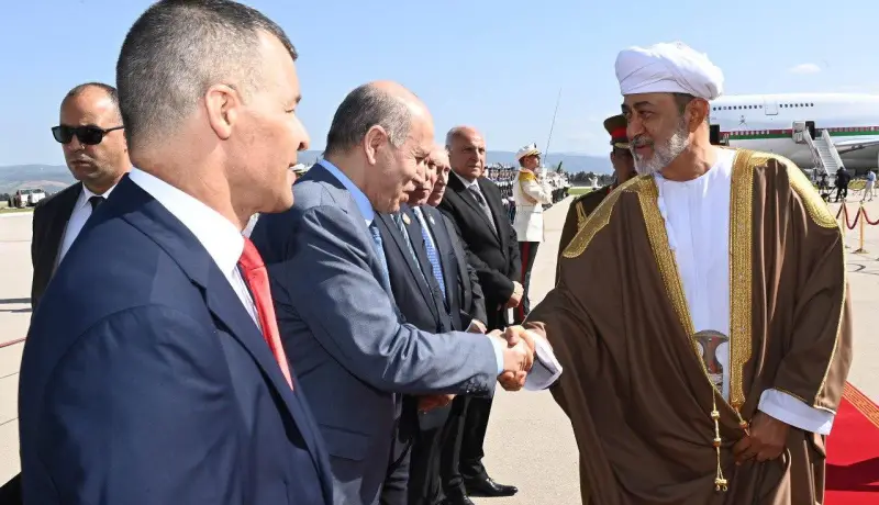 سلطان عُمان يترحم على أرواح شهداء الثورة التحريرية بمقام الشهيد