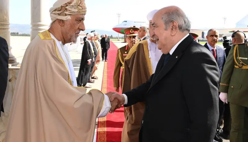 رئيس الجمهورية يُودع سلطان عمان بمطار الجزائر