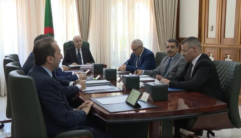 الرئيس تبون يترأس اجتماع عمل خُصص لتفعيل خدمة الشباك الوحيد