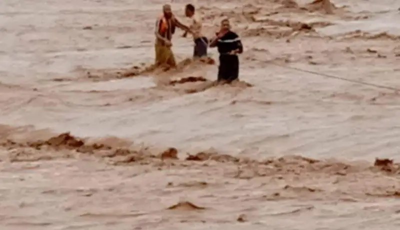 تقلبات جوية.. إنقاذ 8 أشخاص بينهم رضيع حاصرتهم السيول في 4 ولايات