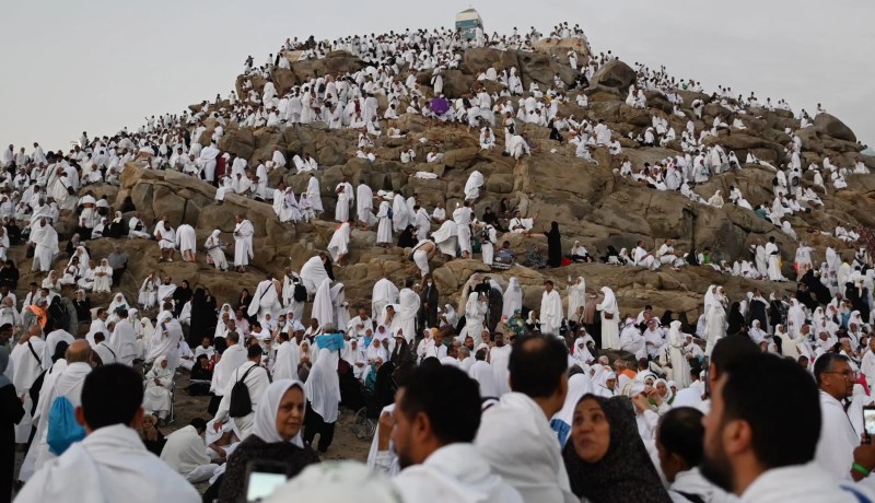 ضيوف الرحمن يؤدون ركن الحج الأعظم على صعيد عرفات