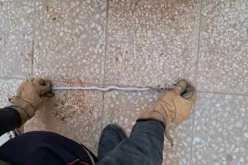 المغير.. إخراج ثعبان من داخل مكيف هوائي بغرفة نوم