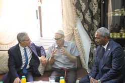 وزير الثقافة يزور الفنان المسرحي الكبير عيسى مولفرعة