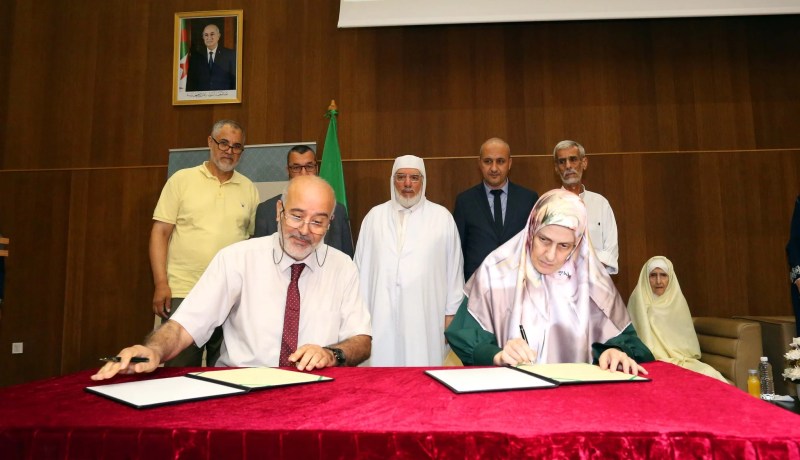 عميد جامع الجزائر يتسلم مكتبة الشّيخ يخلف بوعناني وقفًا على “دار القرآن”