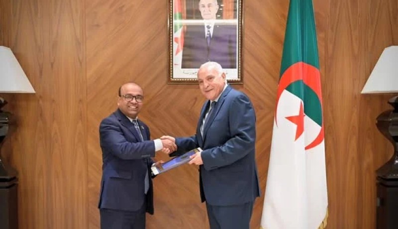 عطاف يتسلم نسخاً من أوراق اعتماد السفير الجديد لبنغلاديش لدى الجزائر