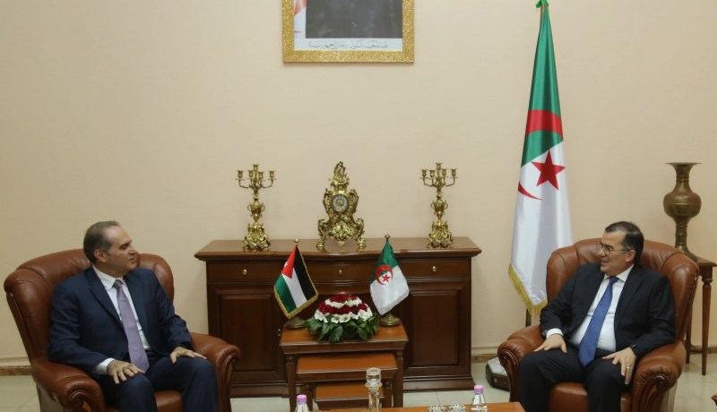 بن طالب يبحث مع وزير الصحة الأردني تعزيز التعاون في مجال التعاقد الصحي