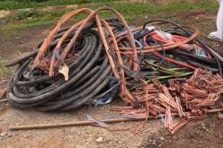 القبض على 5 أشخاص من بينهم قصر كانوا بصدد سرقة كوابل نحاسية وأنابيب غاز