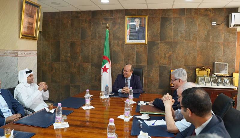 وزير الصناعة يستقبل وفدًا رفيع المستوى ممثلًا عن شركة “بلدنا الجزائر”