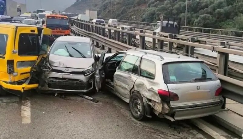 بجاية.. 8 جرحى في اصطدام تسلسلي بين 4 سيارات بخراطة