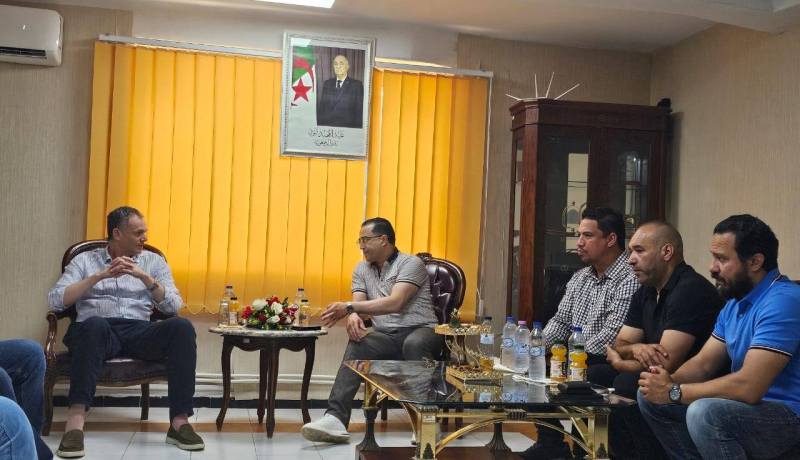 حماد يستقبل وفدًا رفيع المستوى من حكام الكاراتي الدوليين