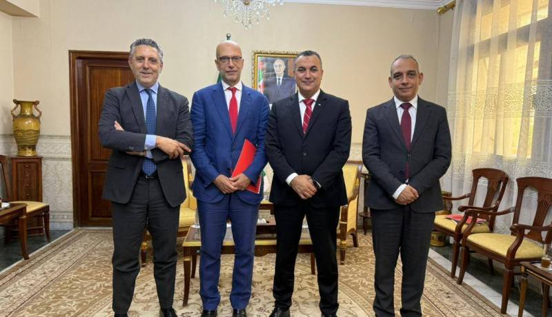 زروقي يستقبل سفير إيطاليا لدى الجزائر