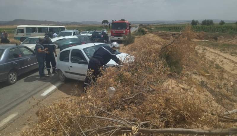سيدي بلعباس.. 11 جريحا في اصطدام بين سيارة وحافلة