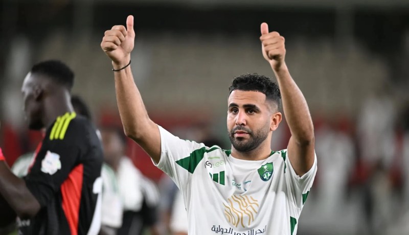 محرز “اللعب مع ميسي حلم ..رونالدو مذهل وتمنيت اللعب مع بن زيمة في الجزائر”