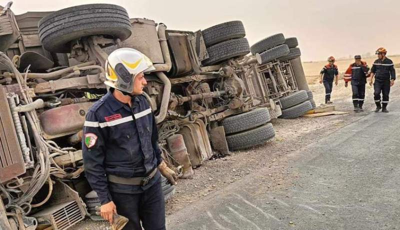 بسكرة.. قتيل وجريح في انحراف وانقلاب شاحنة بالوطاية