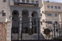 توقيف بائع الملابس بساحة الشهداء بعد أن قام بتحطيم سيارة الشرطة