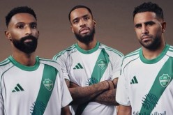 محرز يستعرض القميص الجديد لناديه الأهلي