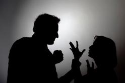 سطحي مزاجي وكأني به مراهق.. كيف العمل من زوج ليس منه أمل؟