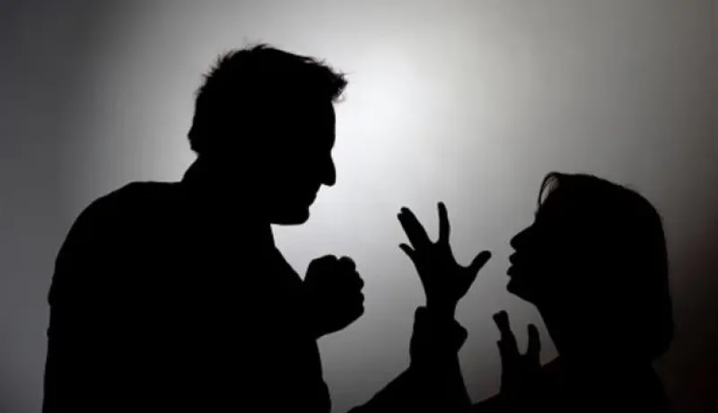 سطحي مزاجي وكأني به مراهق.. كيف العمل من زوج ليس منه أمل؟