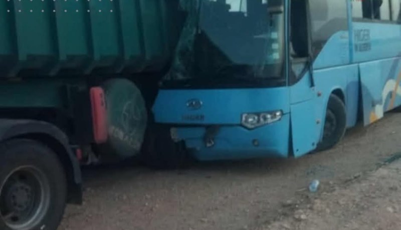 الجلفة: 26 جريحا في حادث اصطدام حافلة بشاحنة