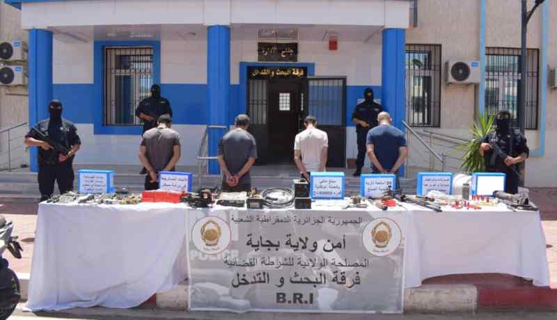 بجاية: الإطاحة بشبكة مختصة في تصنيع والإتجار بالأسلحة النارية